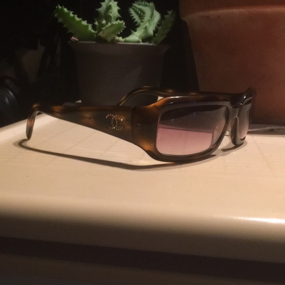 Auth CHANEL tortoiseshell sunglasses